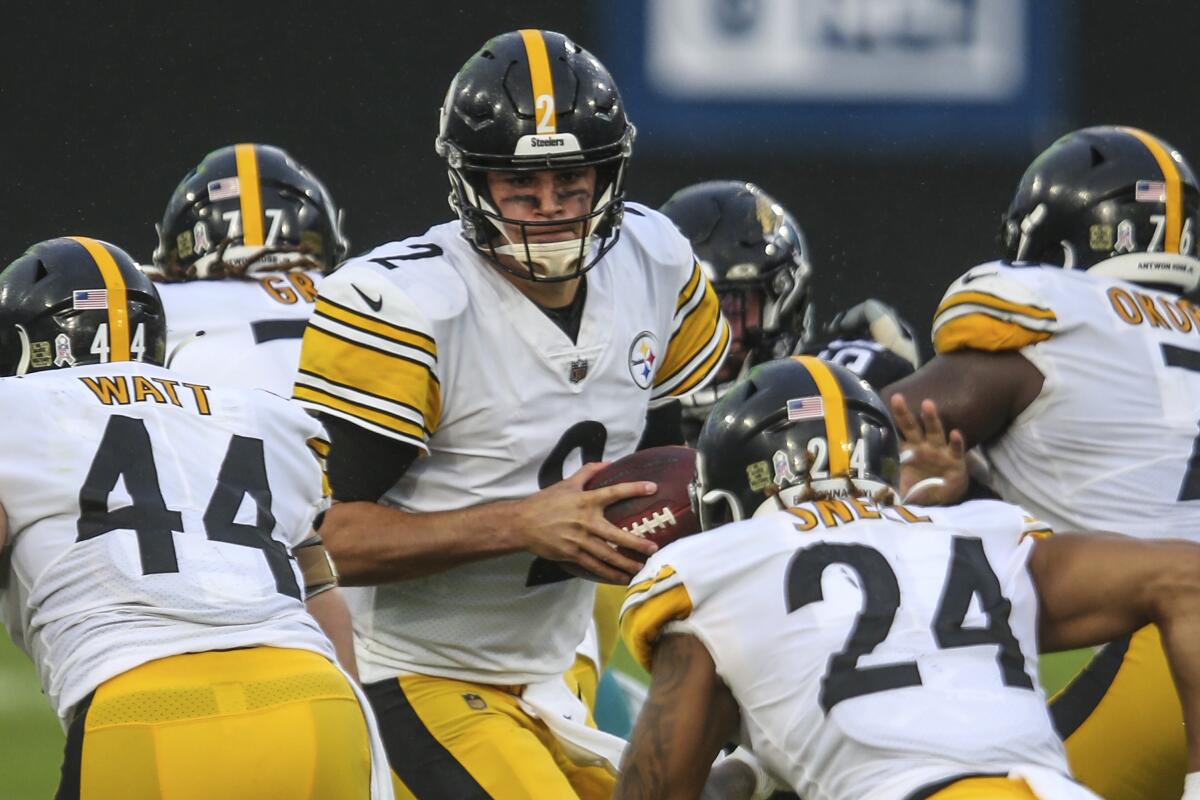 Pittsburgh Steelers quarterback Mason Rudolph hands off the ball to running back Benny Snell Jr.
