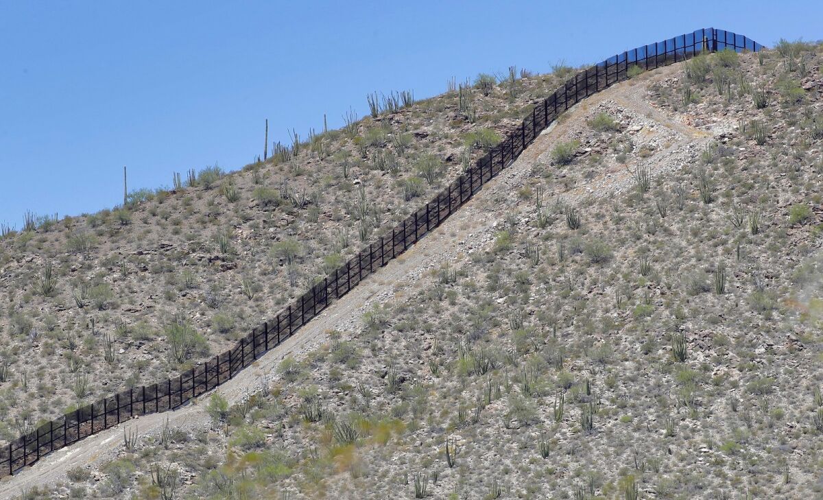 Sección del muro fronterizo que atraviesa el monumento nacional Organ Pipe en Lukeville, Arizona.