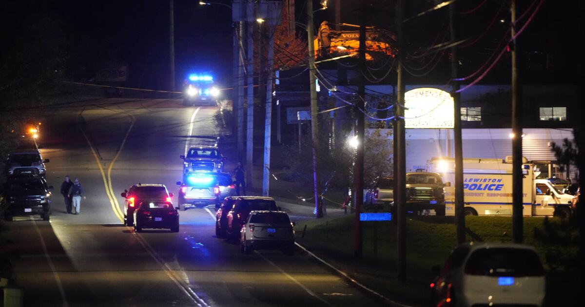 Le bilan des morts augmente lors de la fusillade de masse à Lewiston, dans le Maine ;  suspect en liberté
