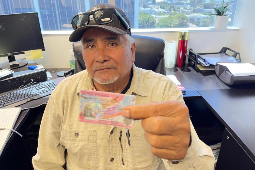 Ricardo Rodríguez muestra orgulloso su permiso de trabajo. También obtuvo su tarjeta de residente permanente legal. (Los Ángeles, CA 24 de marzo)