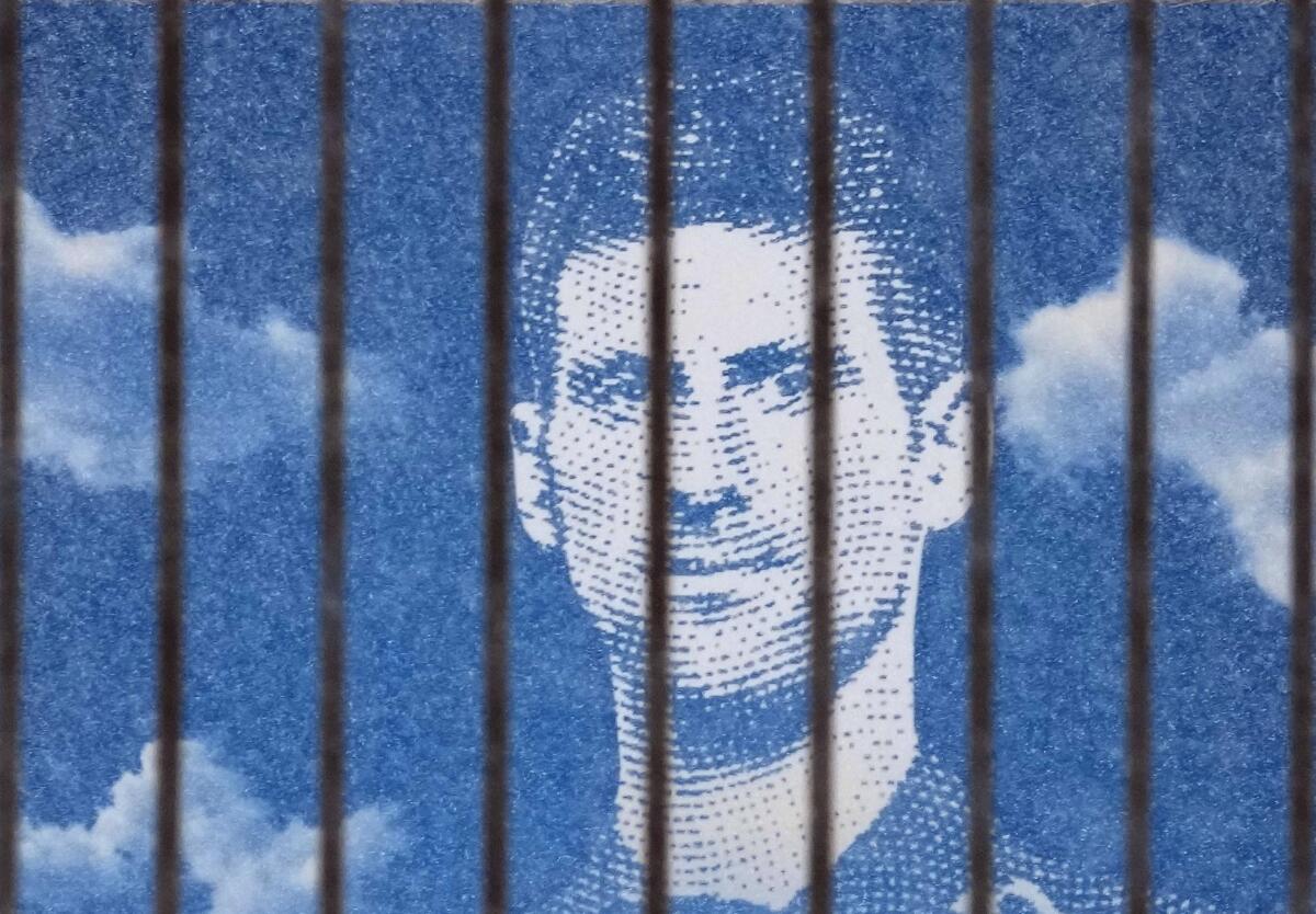 Esta fotografía muestra un muro con la imagen del tenista serbio Novak Djokovic.