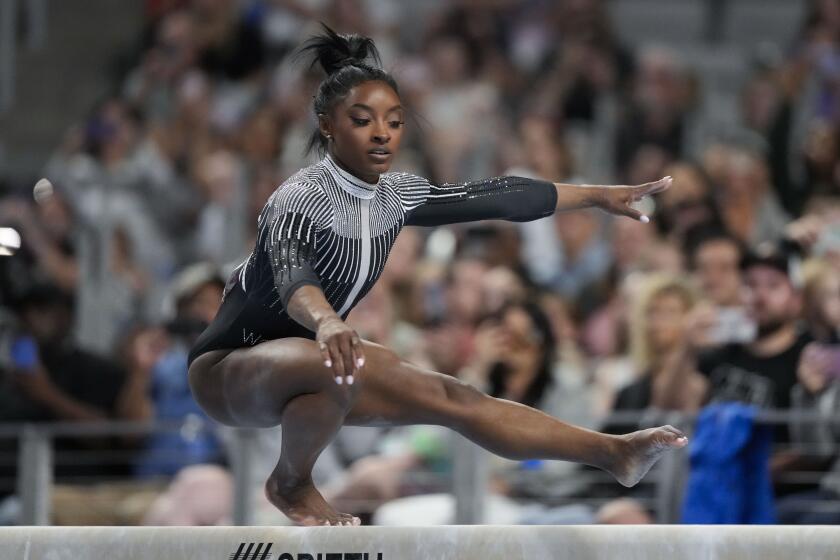 ARCHIVO - Simone Biles compiten en la viga en el campeonato nacional de gimnasia de Estados Unidos, el viernes 31 de mayo de 2024, en Fort Worth, Texas. (AP Foto/Jim Cowsert)