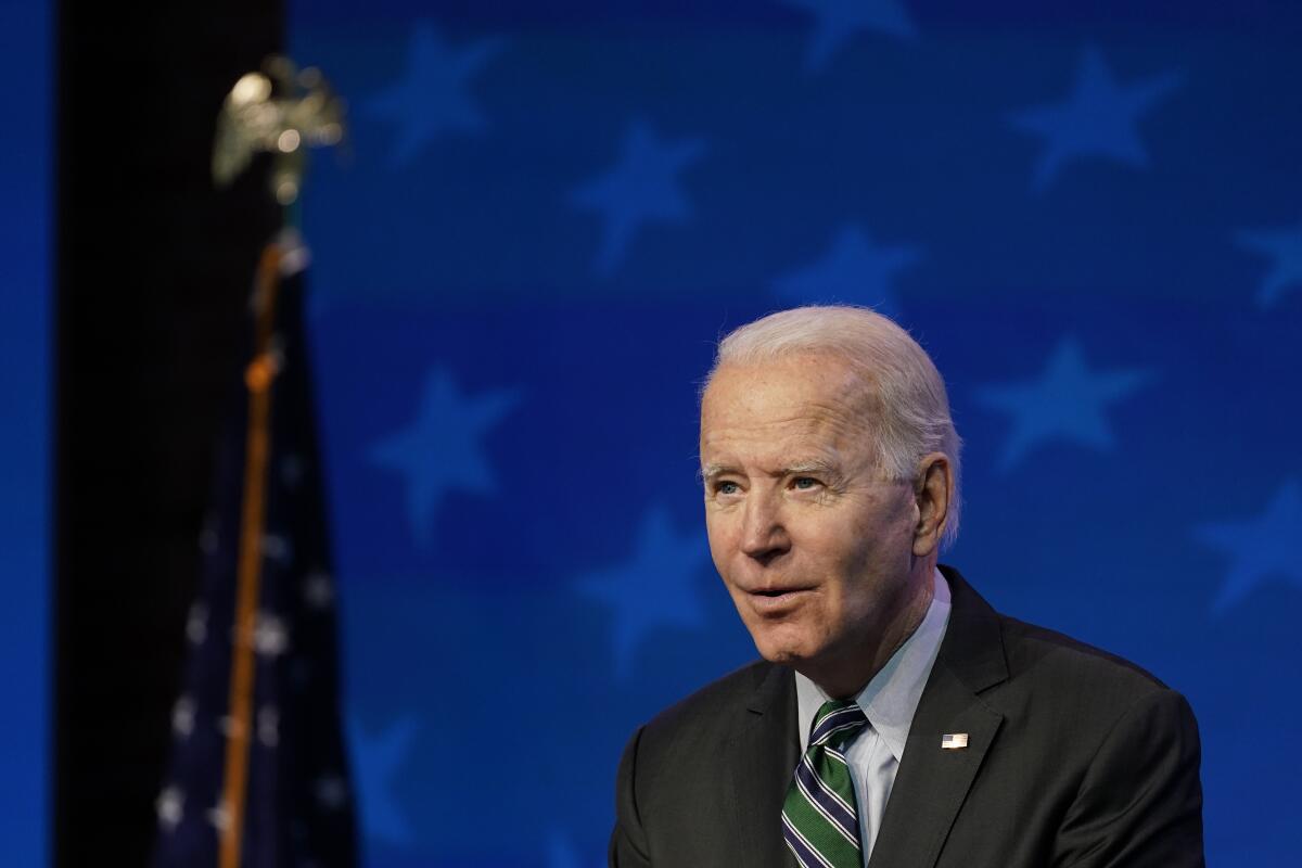 El presidente electo Joe Biden habla en un evento en el teatro The Queen en Wilmington, Delaware, 