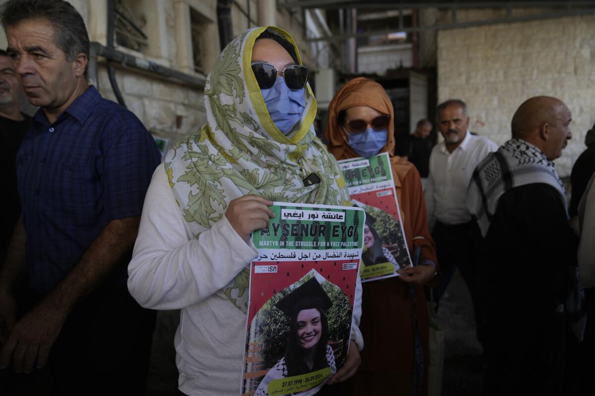 Dos compañeras activistas de Aysenur Ezgi Eygi, de 26 años, que según un testigo murió por disparos