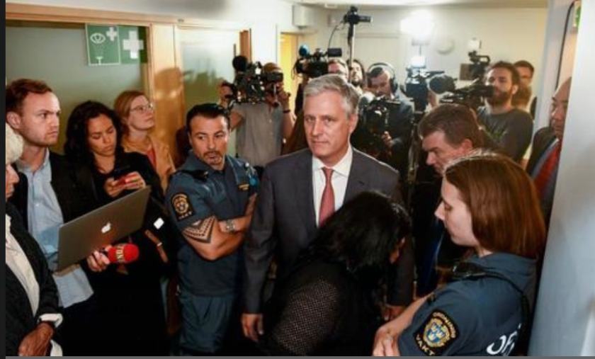 Fotografía de archivo del 30 de julio de 2019 que muestra al enviado especial presidencial para Asuntos de Rehenes en el Departamento de Estado, Robert O'Brien, mientras sale de una sala de justicia en Estocolmo (Suecia). EFE/ Erik Simander PROHIBIDO SU USO EN SUECIA/Archivo