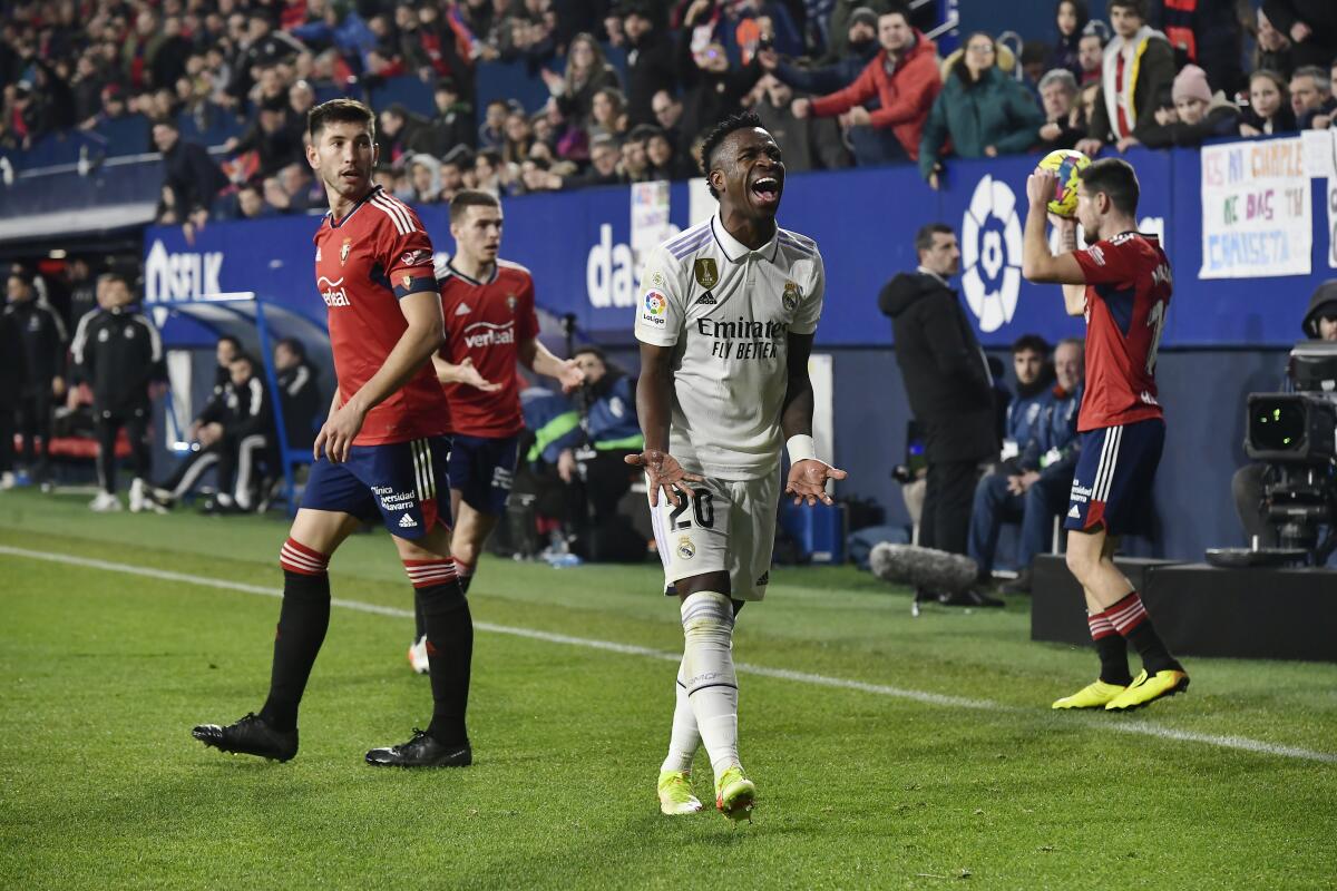 Vinicius Junior del Real Madrid celebra un gol que fue anulado durante el partido contra Oasuna 