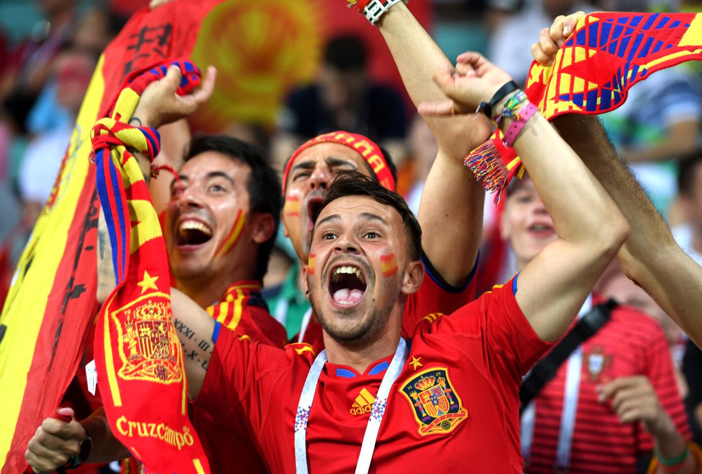 Los aficionados españoles celebrando un gol de su selección.