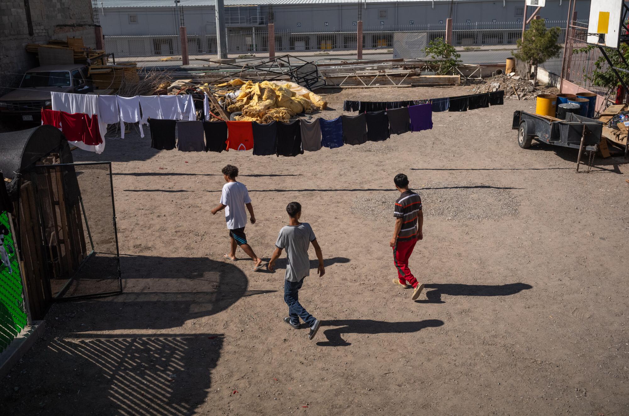 Los inmigrantes caminan por el patio en el patio