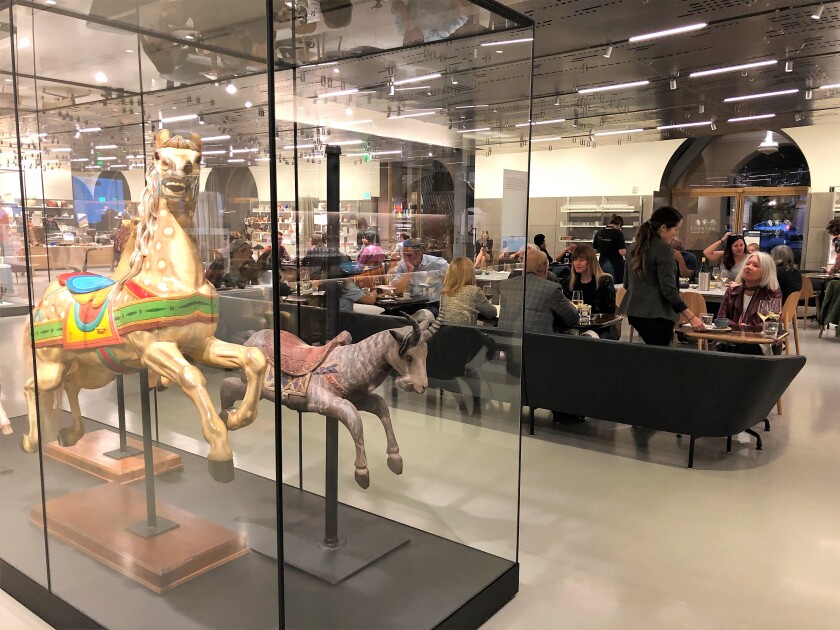 Restaurant d'artefacts dans le hall du musée international Mingei dans le parc Balboa.