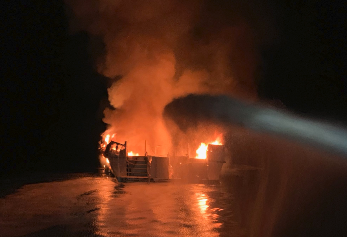 Un barco se incendió en la costa del condado de Ventura el lunes por la madrugada y se está llevando a cabo una operación de rescate.