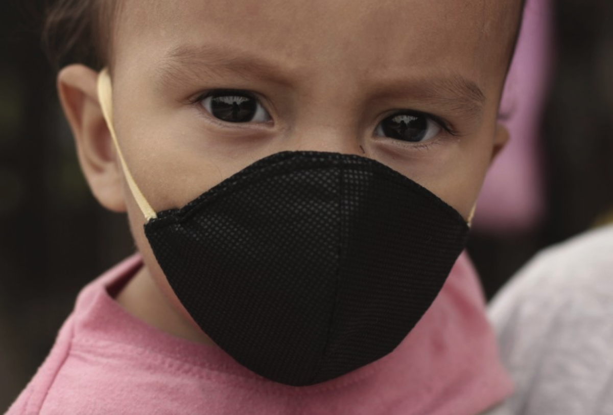 Gael Gómez, de un año, usa una mascarilla para protegerse del nuevo coronavirus.