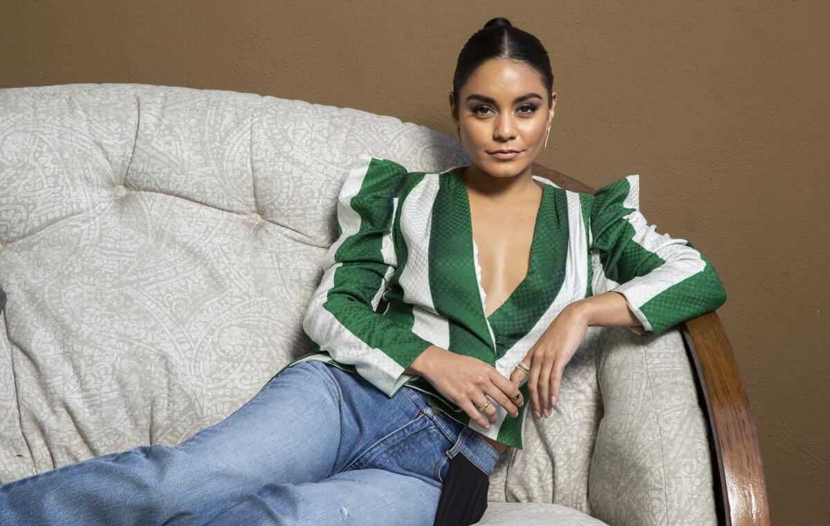 Vanessa Hudgens, protagonista de "The Knight Before Christmas" de Netflix.