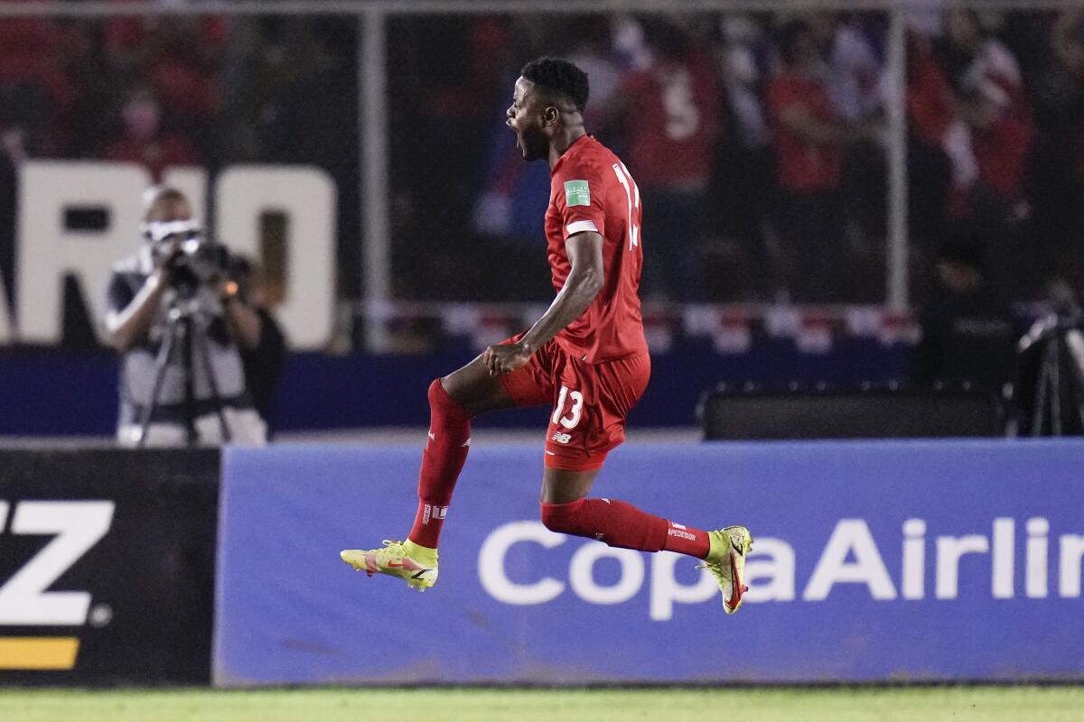 Freddy Góndola de Panamá celebra tras anotar el segundo gol contra El Salvador.