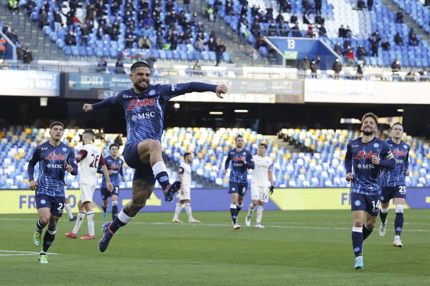 Lorenzo Insigne del Napoli celebra tras anotar el cuarto gol de su equipo en el encuentro ante el Salernitana en la Serie A el domingo 23 de enero del 2021. (Alessandro Garofalo/LaPresse via AP)