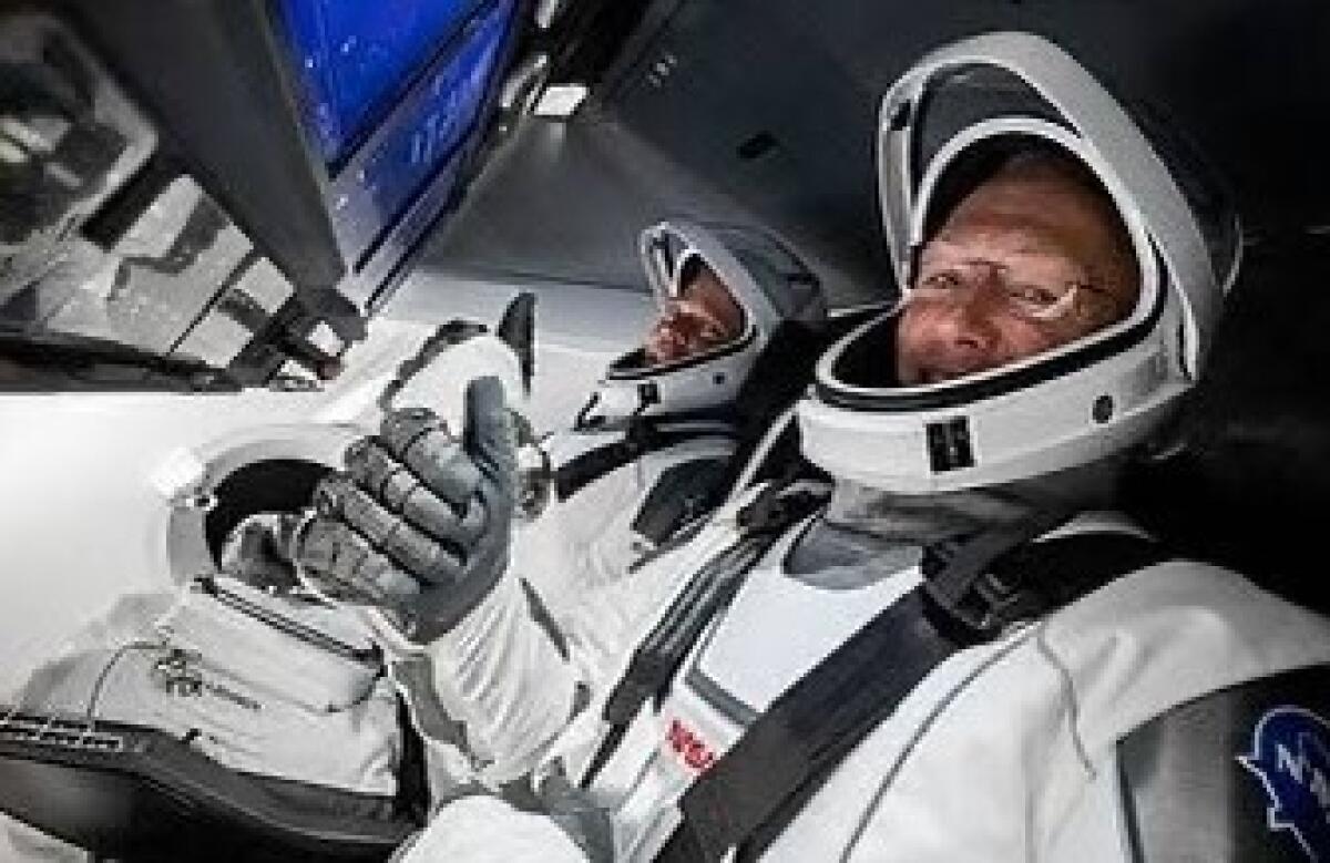 Los trajes son totalmente ligeros en comparación a los que antes usaban los astronautas para ir al espacio.