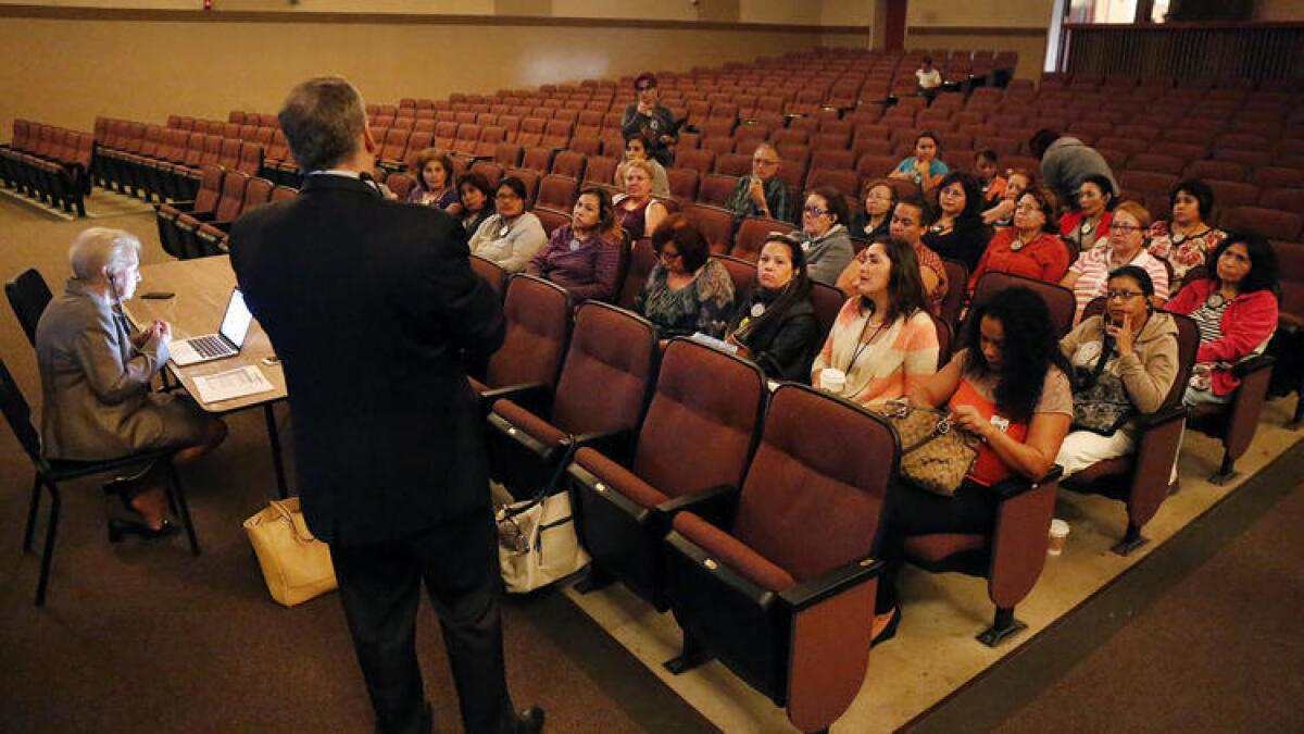 El consultor Hank Gmitro exhorta al público a expresar las cualidades que buscan en el próximo superintendente de Los Ángeles, durante un foro público en Van Nuys High School.