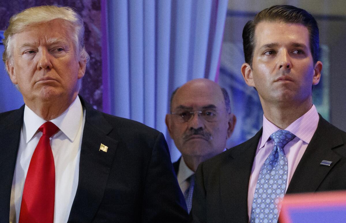 Donald Trump (i) con su director financiero Allen Weisselberg (c) y su hijo Donald Trump Jr. (d)