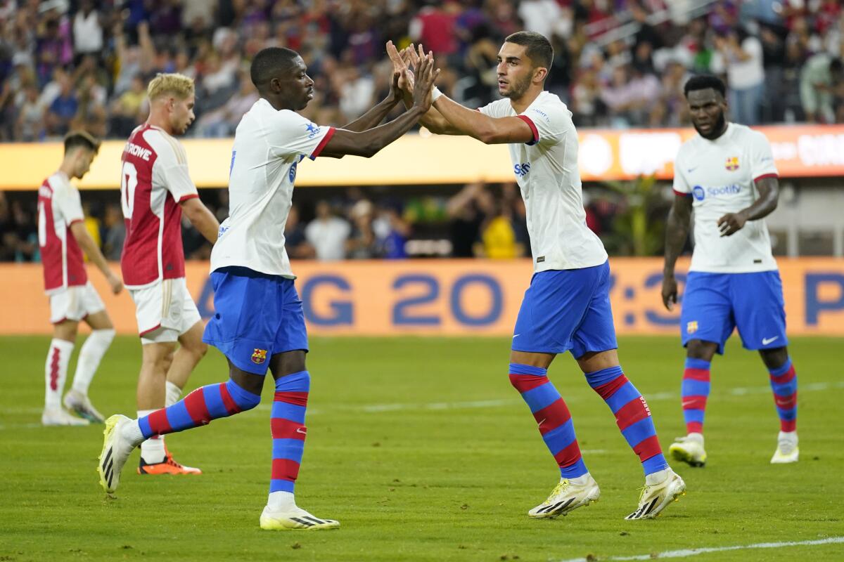 Ferran Torres (centro) celebra tras anotar un gol para e 