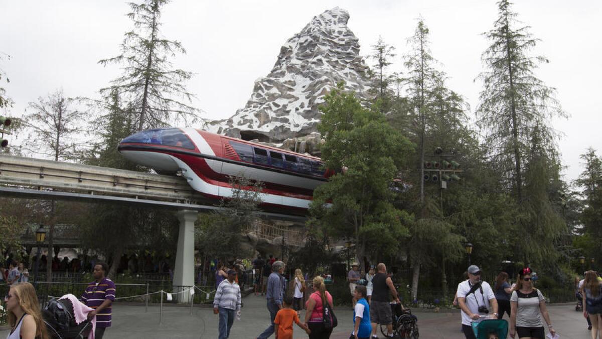Disney dijo el domingo que aumentará los precios de los pases anuales.