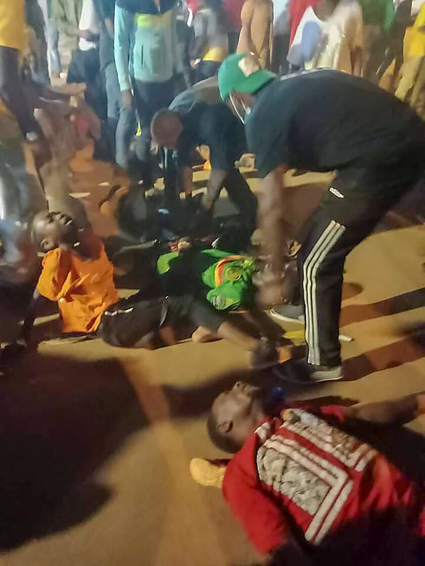 La escena después de la estampida en Yaundé, Camerún, el 24 de enero de 2022. (Foto AP/Thierry Noukeu)