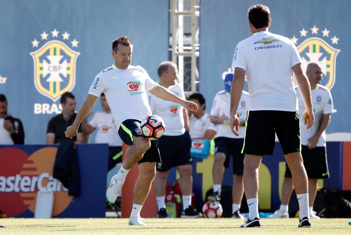 El tècnico Dunga (i), de la selección nacional de fútbol de Brasil entrena hoy, jueves 02 de junio de 2015, en el marco de los preparativos para la Copa América Centenario 2016, en Los Ángeles.