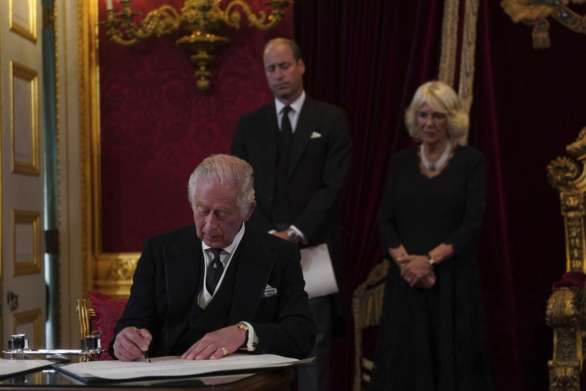 El rey Carlos III de Inglaterra firma un juramento para mantener la seguridad de la Iglesia de Escocia 