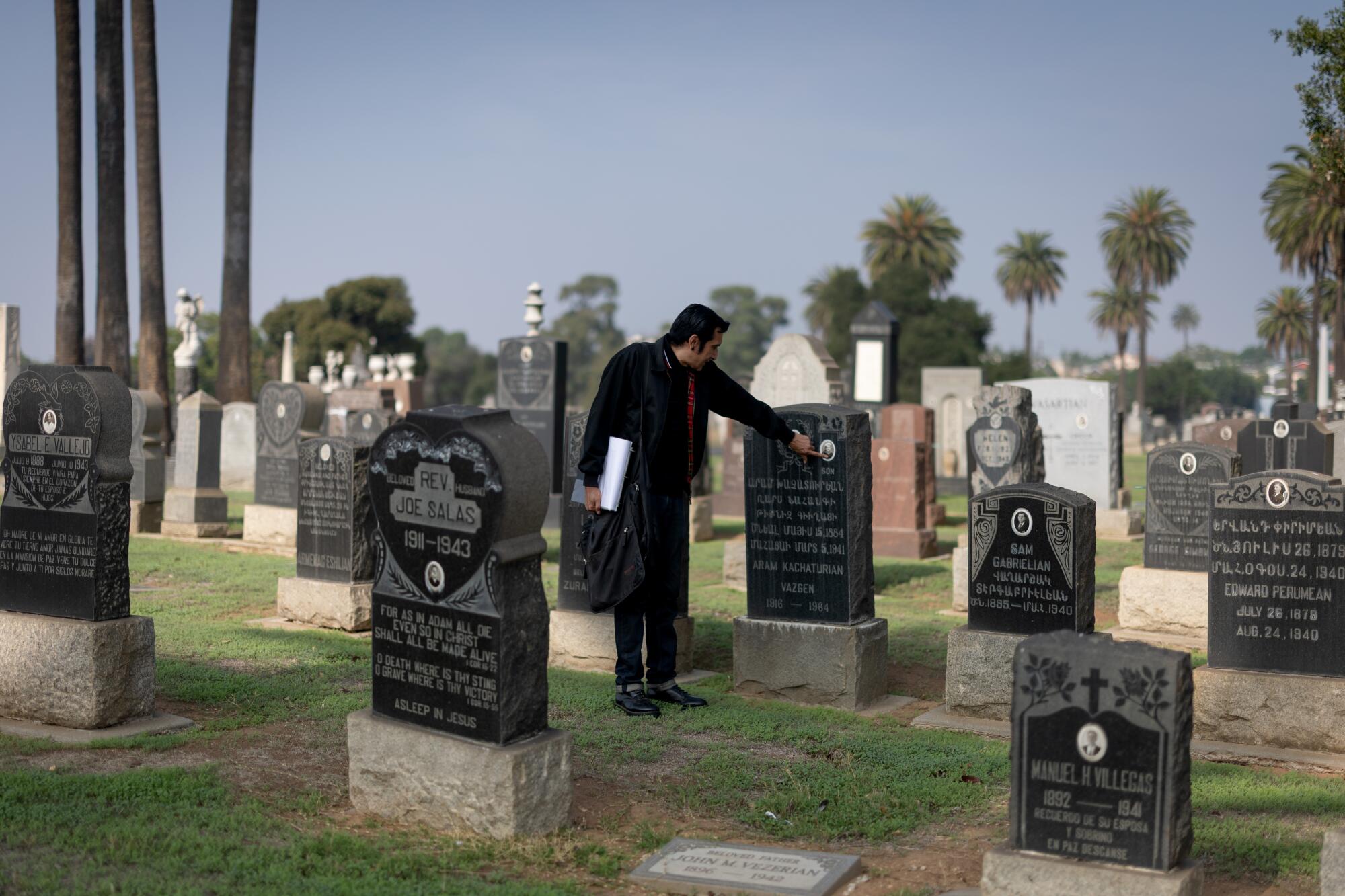 岡薩雷斯指著長青公墓的一塊墓碑。