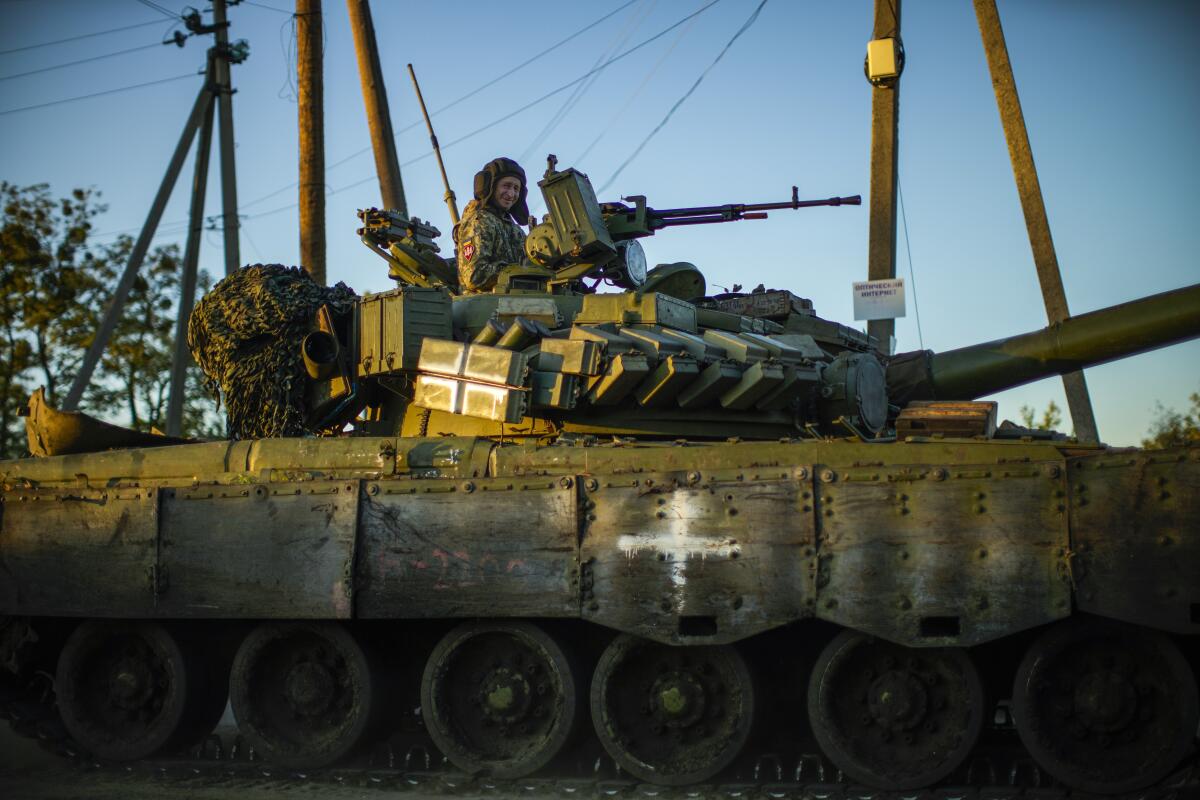 Soldados ucranianos conducen un tanque mientras cruzan el poblado de Oskil, Ucrania