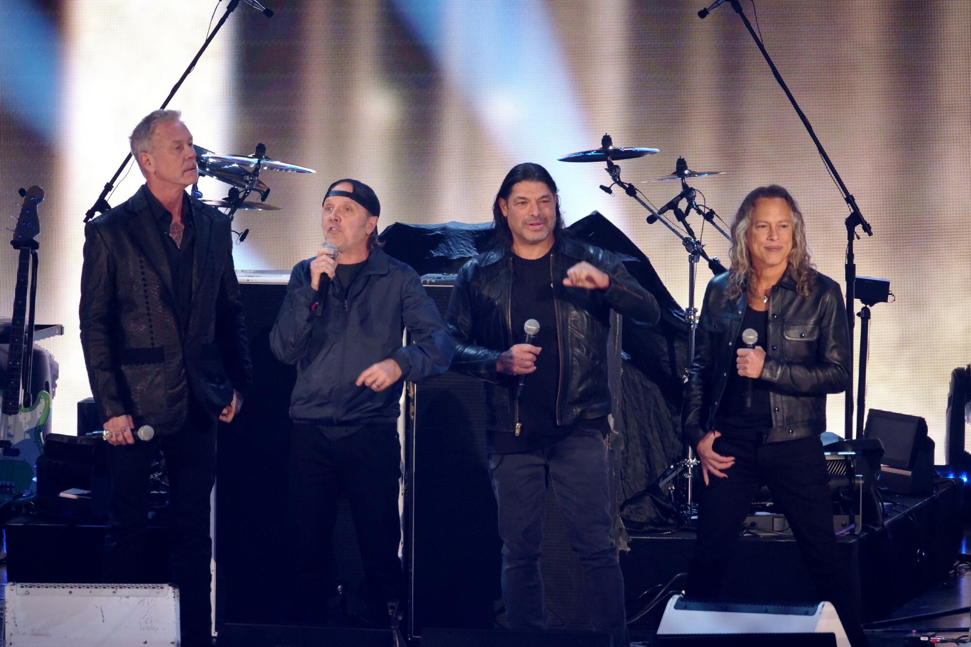 Metallica durante el concierto del 16 de diciembre deo 2022 en el Microsoft Theater del Sur de California.