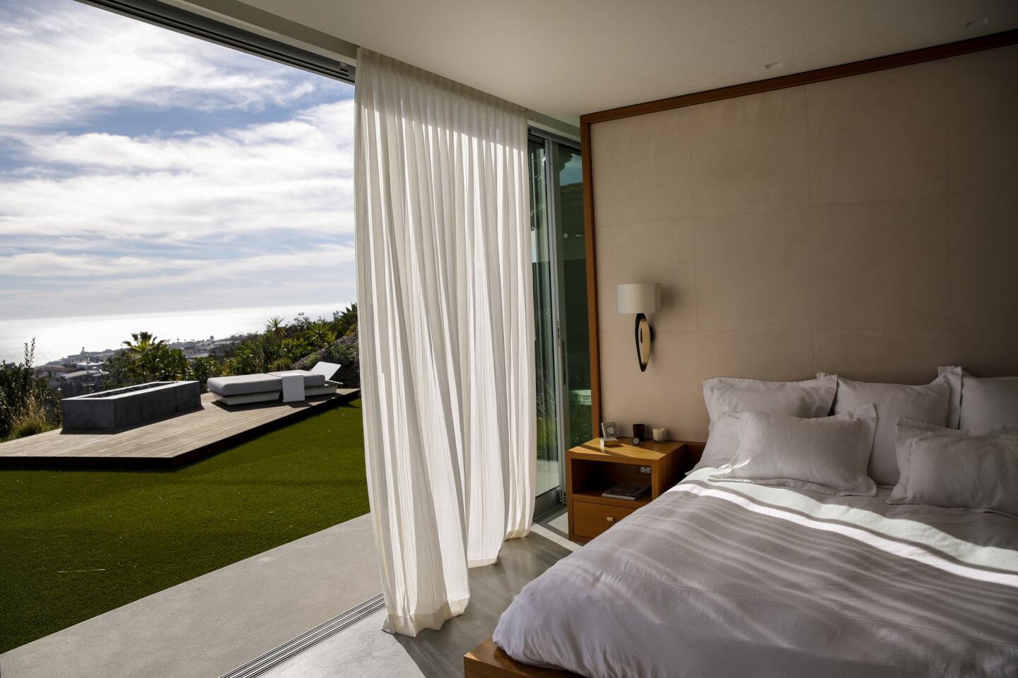 Pacific Palisades renovation opens up to ocean