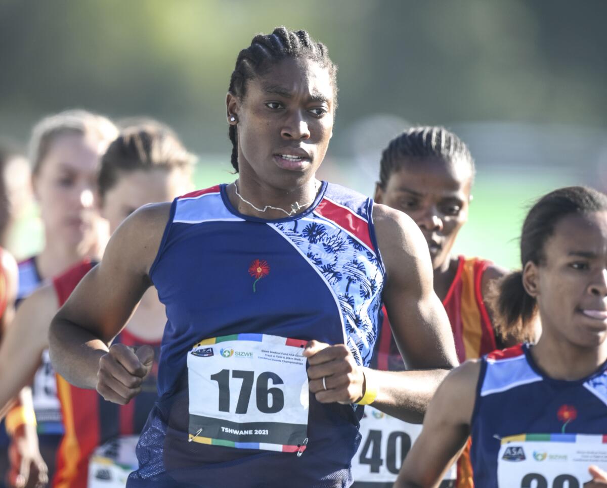 ARCHIVO - La corredora Caster Semenya participa en la carrera de 5.000 metros 