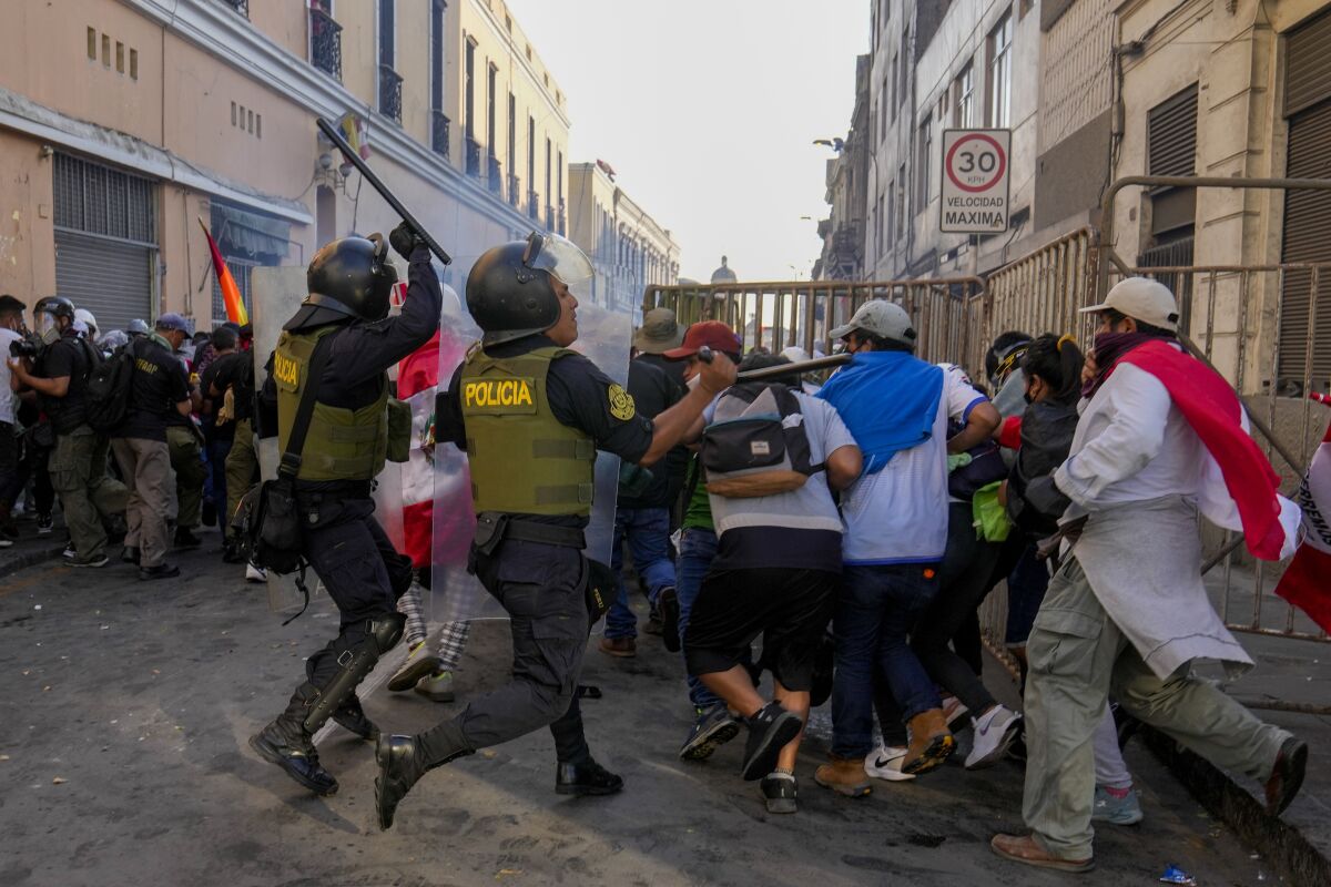 La policía carga contra manifestantes de oposición al gobierno en Lima, Perú, 