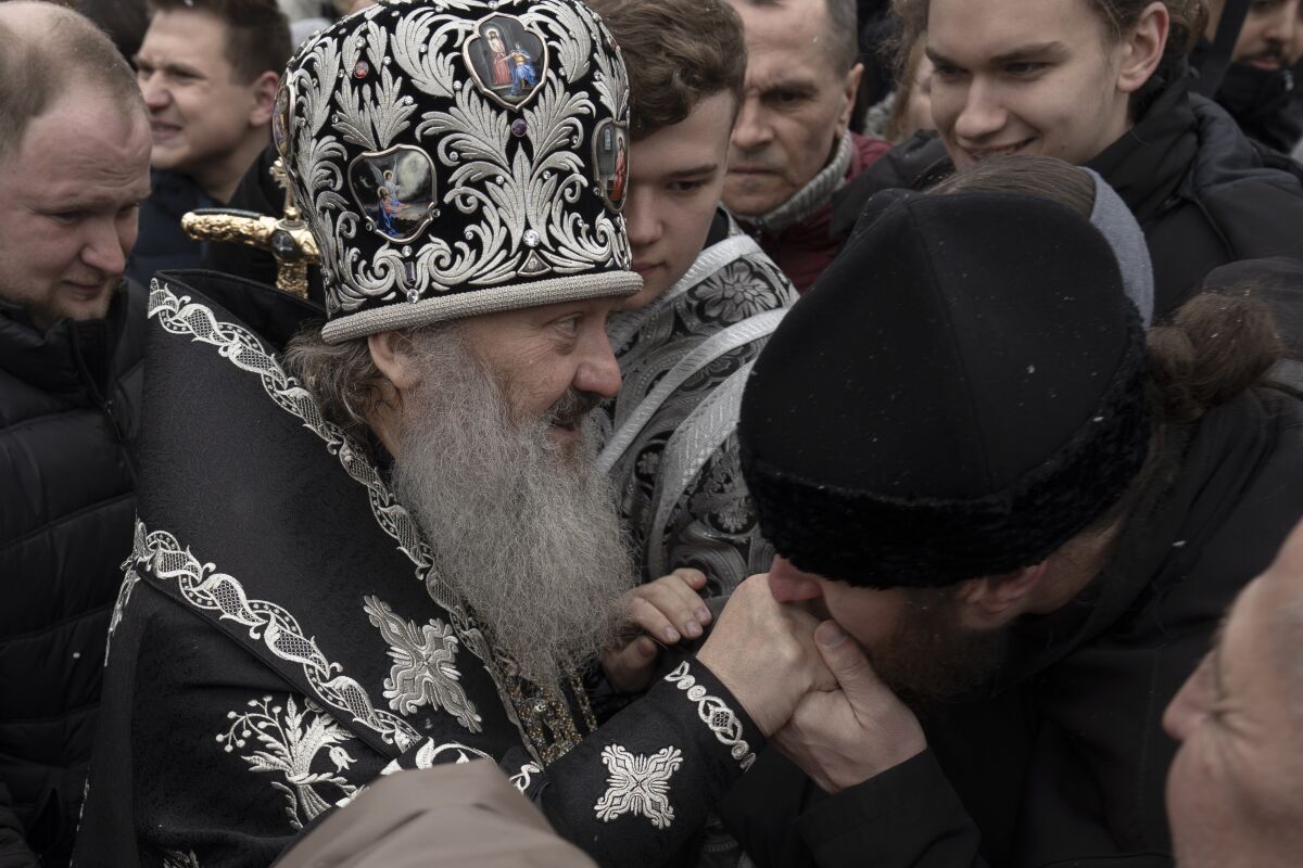Un sacerdote de la Iglesia Ortodoxa Ucraniana bendice a los fieles en el monasterio Kyiv Pechersk 