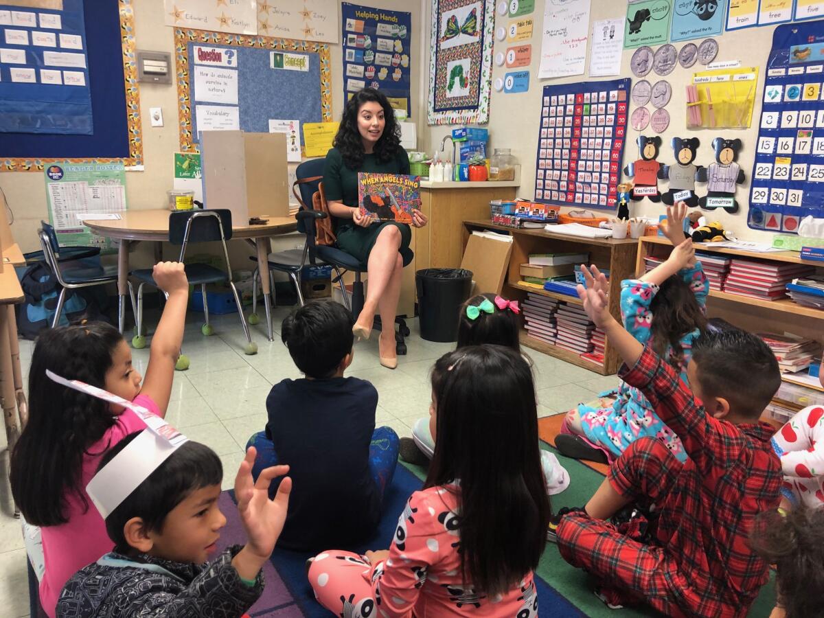 Anabel Muñoz, reportera de ABC7, compartió con alumnos de primer grado en Burbank Elementary School, en North Hollywood, en el marco de la jornada denominada "Read Across America".