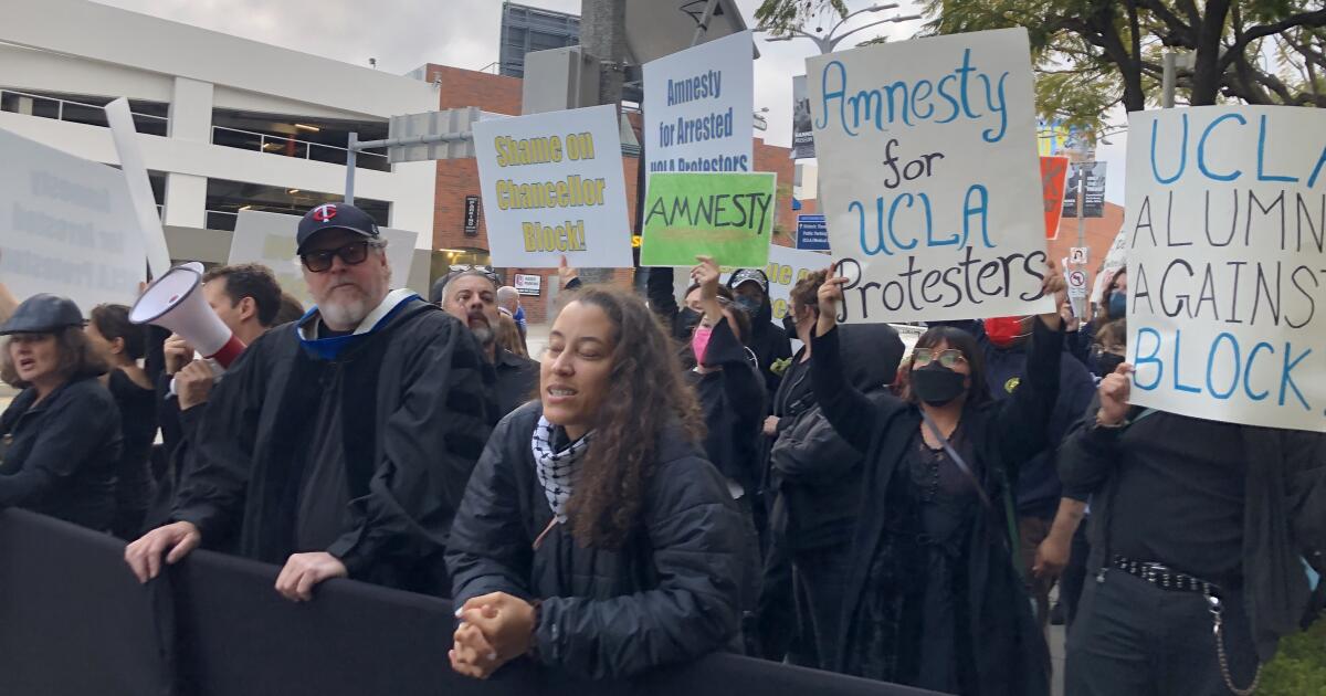 UCLA faculty protest at Hammer Museum gala, decrying treatment of pro-Palestinian students