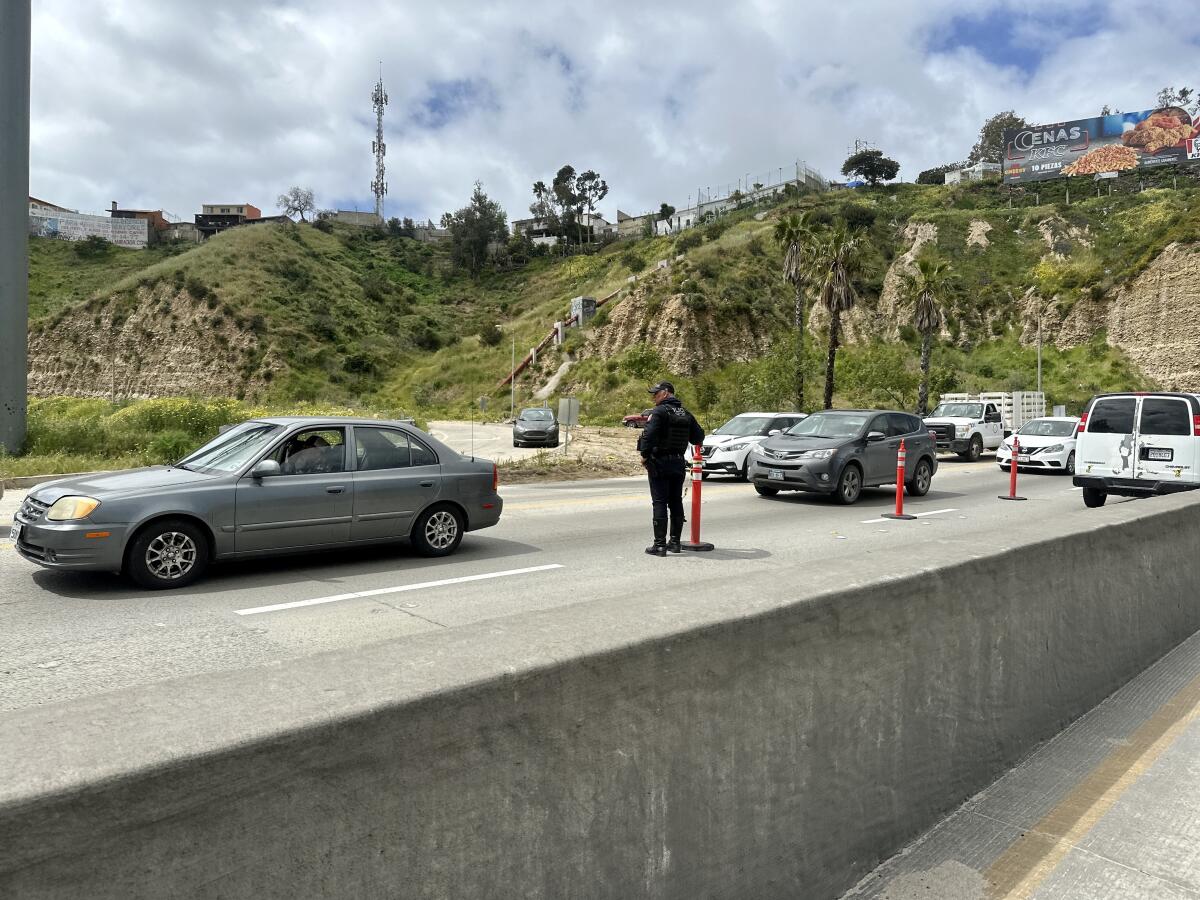 Un policía de Tijuana apoya en la vialidad en la zona frente al Cañón del Matadero