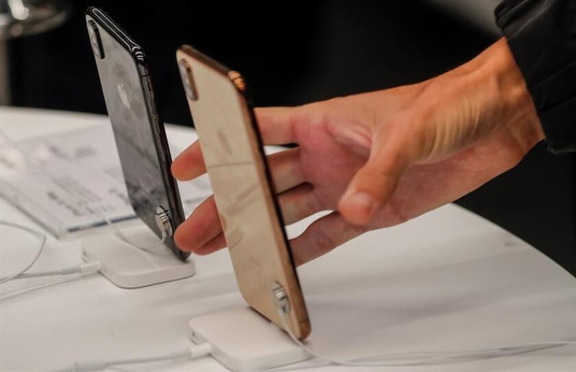 Apple reveló hoy que el año pasado incrementó un 10 % sus compras a proveedores estadounidenses de piezas y componentes para sus productos como los teléfonos iPhone y las tabletas iPad, pese a las críticas del presidente Donald Trump de que la empresa no fabrica lo suficiente en el país. EFE/Archivo