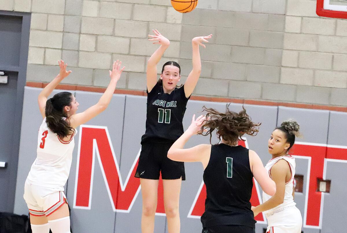 Sage Hill's Kat Righeimer (11) passes to Emily Eadie (1) against Mater Dei in the Matt Denning Nike Hoops Classic.