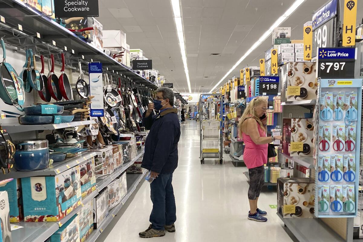 Clientes compran en una tienda Walmart en Vernon Hills, Illinois, el domingo 23 de mayo de 2021. (AP Foto/Nam Y. Huh)