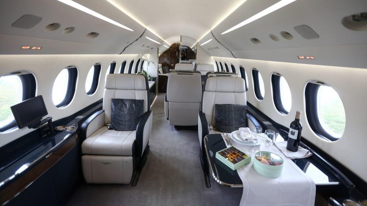 Una mesa lista para una comida, dentro de un avión de negocios Falcon 7X, fabricado por Dassault Aviation SA (Simon Dawson / Bloomberg).