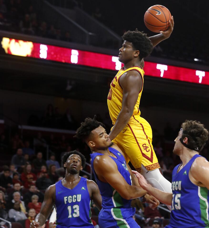 LOS ANGELES, CALIF. - DEC. 29, 2019. USC guard Ethan Anderson goes hard to the basket against FGCU in the second half Sunday night, Dec. 29, 2019, at Galen Center in Los Angeles. (Luis Sinco/Los Angeles Times)