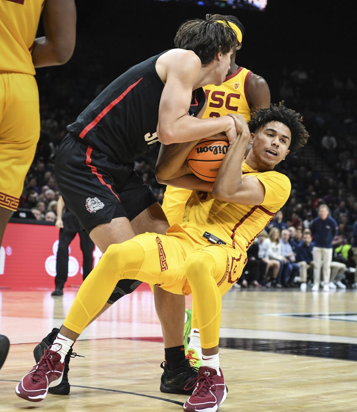 Gonzaga forward Braden Huff and USC guard Oziyah Sellers fight for the ball during a game Saturday