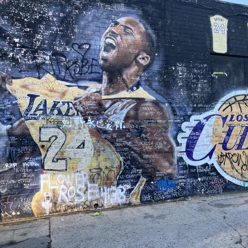 Los aficionados han escrito mensajes personales a Kobe Bryant en este mural cerca del Crypto.com Arena.