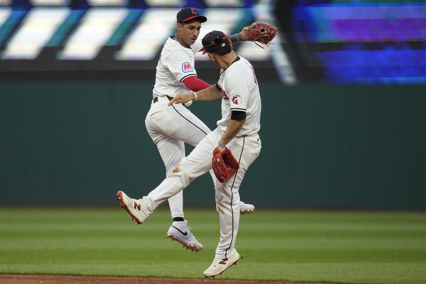 Brayan Rocchio, izquierda, y Andrés Giménez, de los Guardianes de Cleveland, celebran después de derrotar a los Mets de Nueva York en el juego de béisbol del lunes 20 de mayo de 2024, en Cleveland. (AP Foto/Sue Ogrocki)