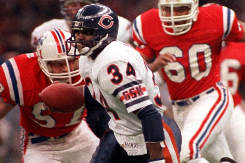 Chicago Bears' Walter Payton runs with the ball Sunday Jan. 27, 1986 during Super Bowl XX in New Orleans. The Bears defeated the New England Patriots 46-10 to win Super Bowl XX. (AP Photo/Red McLendon) ORG XMIT: APHS200