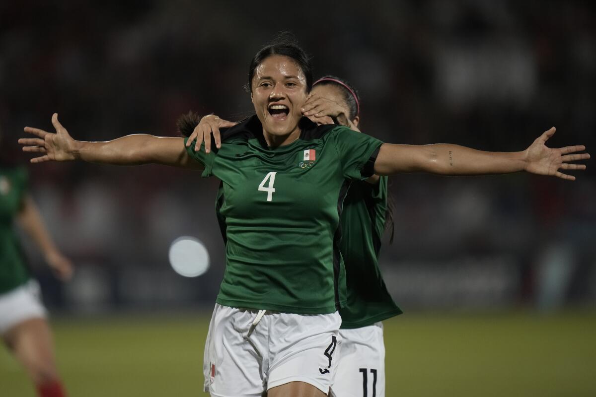 La mexicana Rebeca Bernal celebra tras abrir el marcador ante Chile 