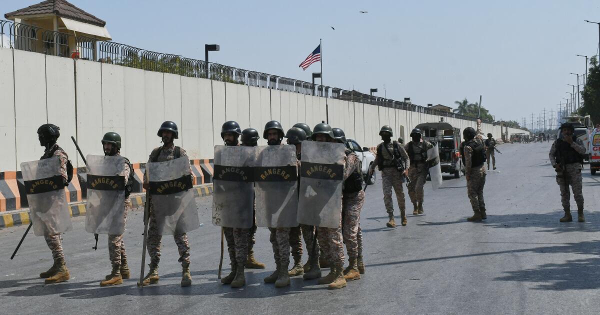 22 pessoas morreram e outras 120 ficaram feridas devido ao ataque ao consulado dos EUA no Paquistão