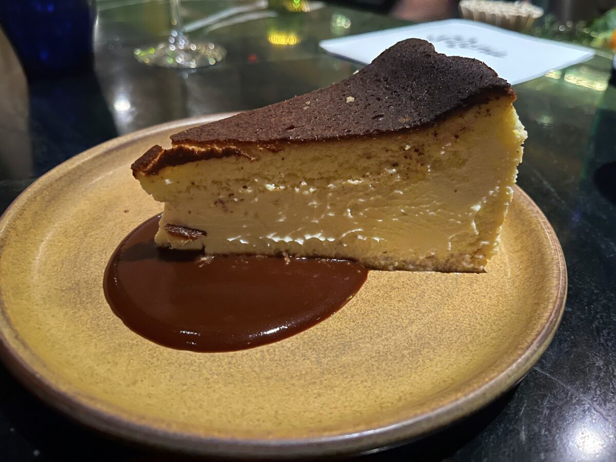 Pastel de queso vasco con salsa de caramelo de cajeta en Mabel's Gone Fishing en North Park.