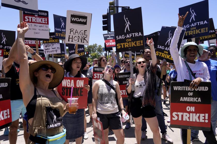 Guionistas y actores en huelga participan en un mitin frente a los estudios Paramount en Los Ángeles el viernes 14 de julio de 2023. (Foto AP/Chris Pizzello)