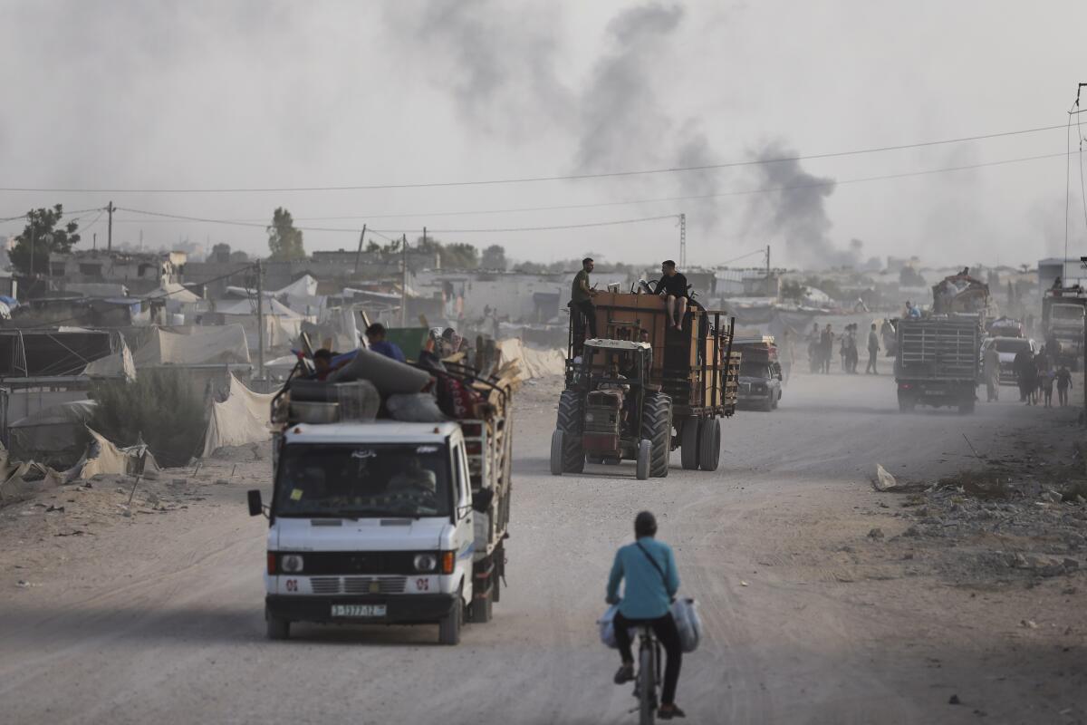 Palestinos huyen de la ciudad de Rafah, en el sur de la Franja de Gaza,